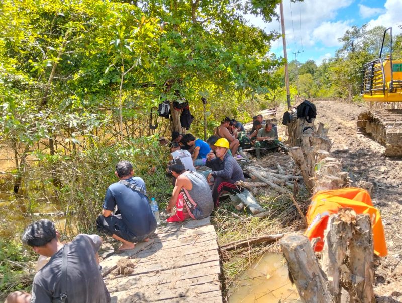 Lawan Panas Ekstrem, Satgas TMMD Kodim 1012/Buntok Berteduh di Bawah Pohon