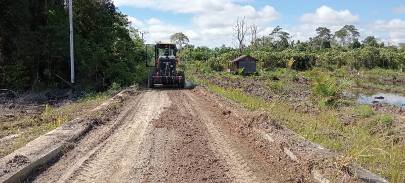 Alat Berat Greader Mulai Ratakan Badan Jalan TMMD di Desa Wungkur Baru
